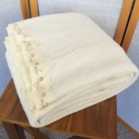 Vintage Yellow Waffle Weave Embroidered Floral Satin Trim Blanket - Picture 1 of 7